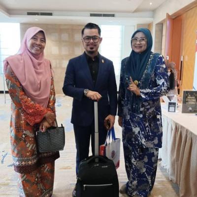  CEO Amin Idris bersama Zainun Sulaiman dan Norliza Shariff